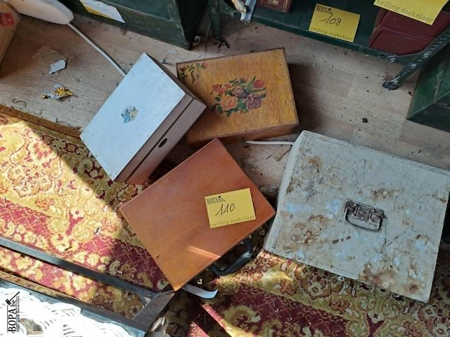 Lot 110 - oude houten kistjes 1 met oude stempels - afbeelding 1 van  3