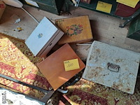 Lot 110 - oude houten kistjes 1 met oude stempels - afbeelding 1 van  3
