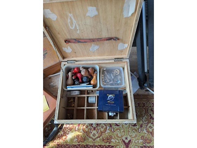 Lot 110 - oude houten kistjes 1 met oude stempels - afbeelding 2 van  3