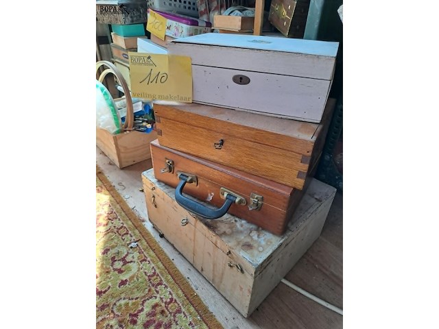 Lot 110 - oude houten kistjes 1 met oude stempels - afbeelding 3 van  3