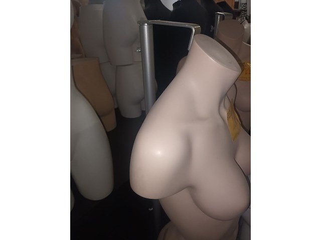 Lot 110 - paspop vrouw torso op statief - afbeelding 4 van  4