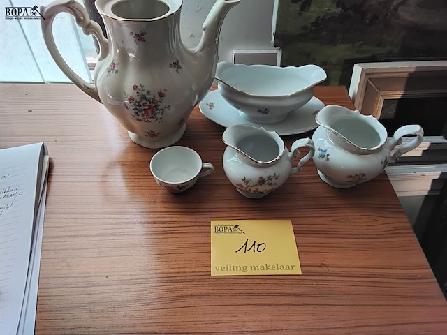 Lot 110 - porseleinen setje bloemenmotief - afbeelding 1 van  2