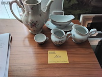 Lot 110 - porseleinen setje bloemenmotief - afbeelding 1 van  2