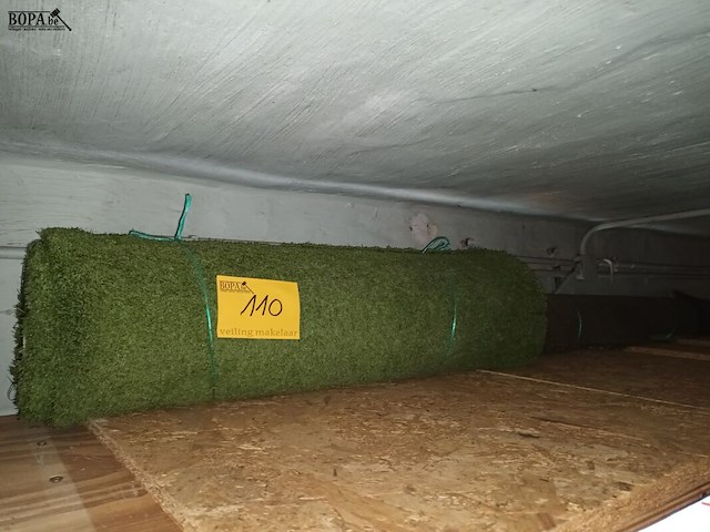 Lot 110 - restrollen kunstgras en worteldoek. 4 stuks - afbeelding 1 van  3