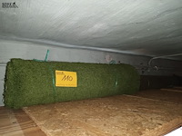Lot 110 - restrollen kunstgras en worteldoek. 4 stuks - afbeelding 1 van  3