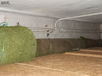 Lot 110 - restrollen kunstgras en worteldoek. 4 stuks - afbeelding 3 van  3