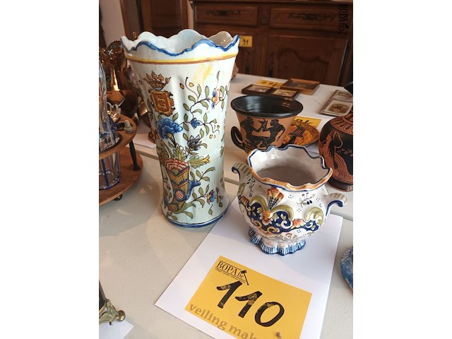 Lot 110 - rouen porselein. 3 stuks - afbeelding 2 van  5