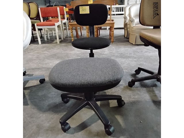 Lot 110 - set bureaustoelen - 2 stuks - afbeelding 1 van  3