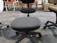 Lot 110 - set bureaustoelen - 2 stuks - afbeelding 1 van  3