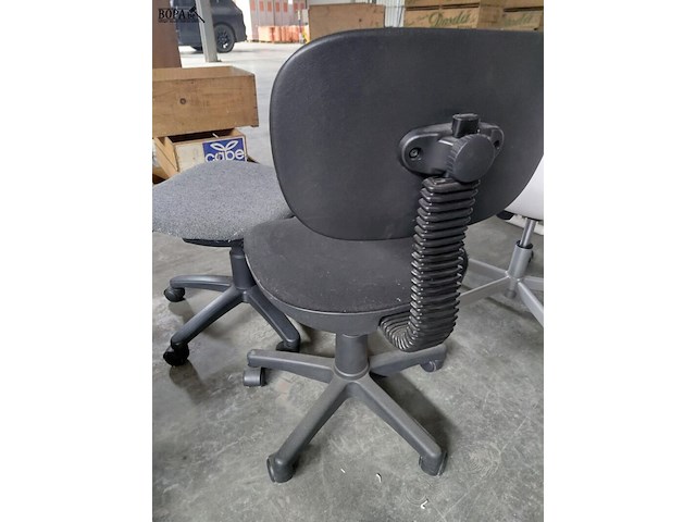 Lot 110 - set bureaustoelen - 2 stuks - afbeelding 2 van  3
