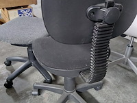 Lot 110 - set bureaustoelen - 2 stuks - afbeelding 2 van  3