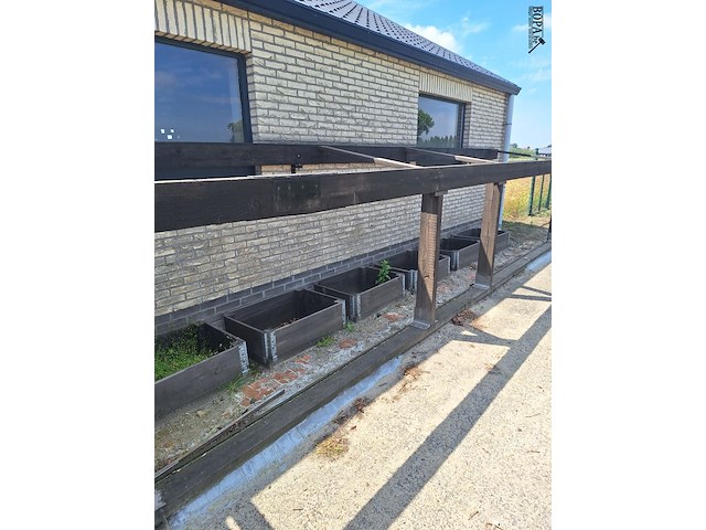 Lot 110 - tafel met kweekbakken - afbeelding 1 van  6