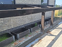 Lot 110 - tafel met kweekbakken - afbeelding 1 van  6