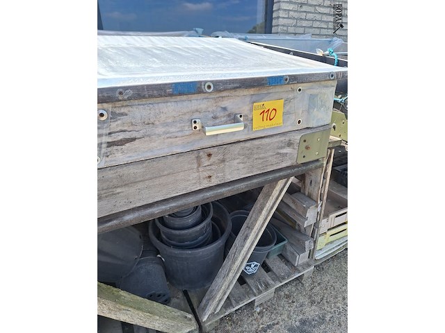 Lot 110 - tafel met kweekbakken - afbeelding 2 van  6