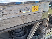 Lot 110 - tafel met kweekbakken - afbeelding 2 van  6