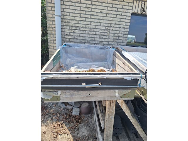 Lot 110 - tafel met kweekbakken - afbeelding 3 van  6