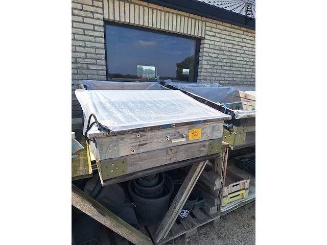 Lot 110 - tafel met kweekbakken - afbeelding 4 van  6