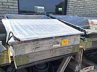 Lot 110 - tafel met kweekbakken - afbeelding 4 van  6