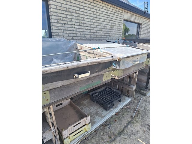 Lot 110 - tafel met kweekbakken - afbeelding 5 van  6