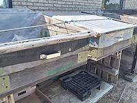 Lot 110 - tafel met kweekbakken - afbeelding 5 van  6