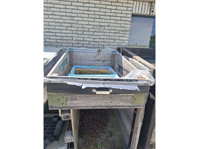 Lot 110 - tafel met kweekbakken - afbeelding 6 van  6