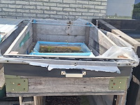 Lot 110 - tafel met kweekbakken - afbeelding 6 van  6