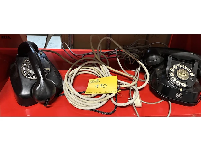 Lot 110 - vintage zwarte draaischijftelefoons - afbeelding 1 van  4