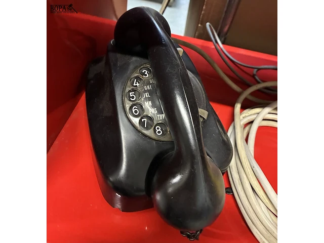 Lot 110 - vintage zwarte draaischijftelefoons - afbeelding 2 van  4