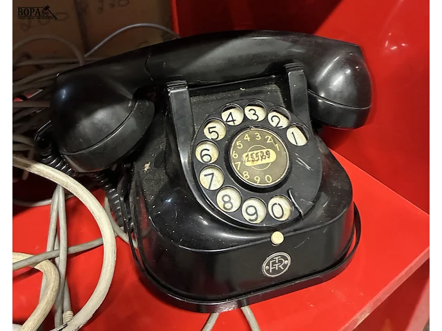 Lot 110 - vintage zwarte draaischijftelefoons - afbeelding 4 van  4