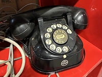 Lot 110 - vintage zwarte draaischijftelefoons - afbeelding 4 van  4