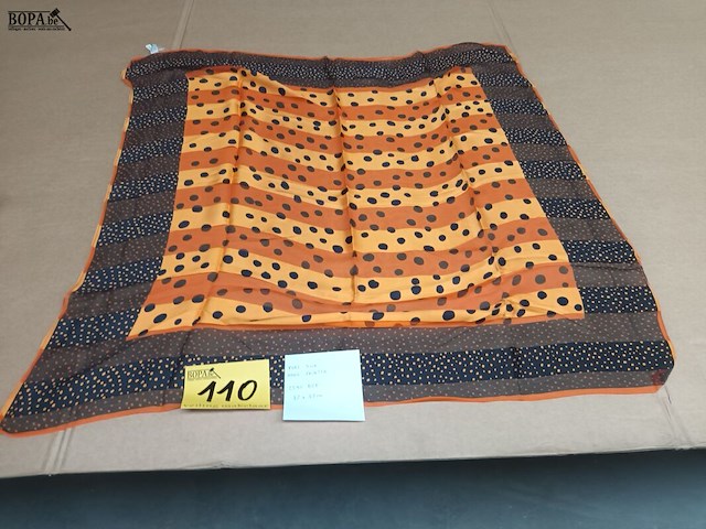Lot 110 - zijden sjaal - afbeelding 1 van  4