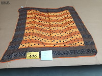 Lot 110 - zijden sjaal - afbeelding 1 van  4