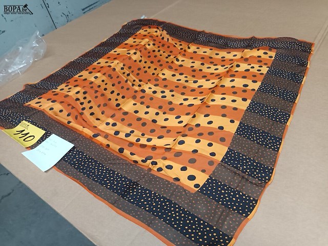 Lot 110 - zijden sjaal - afbeelding 4 van  4