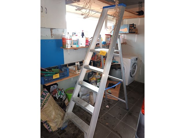 Lot 111 - aluminium trapladder - afbeelding 1 van  2