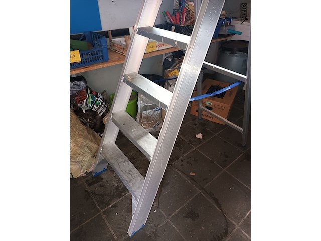Lot 111 - aluminium trapladder - afbeelding 2 van  2