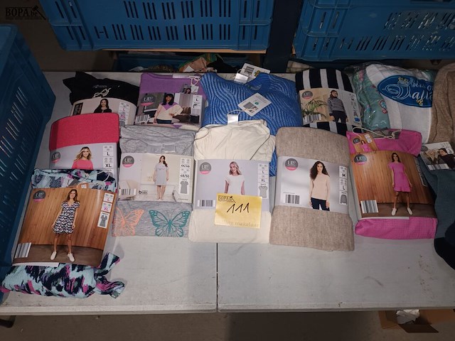 Lot 111 - dameskledij. 18 stuks - afbeelding 1 van  5