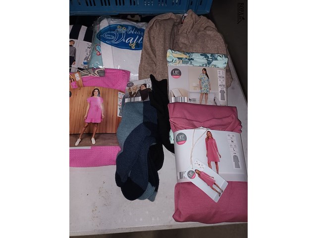 Lot 111 - dameskledij. 18 stuks - afbeelding 2 van  5