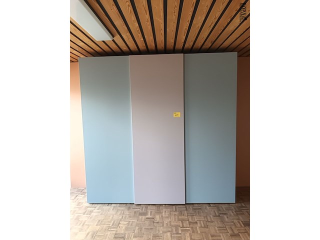 Lot 111 - kleerkast met schuifdeuren - afbeelding 1 van  4
