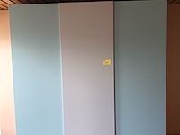Lot 111 - kleerkast met schuifdeuren - afbeelding 1 van  4