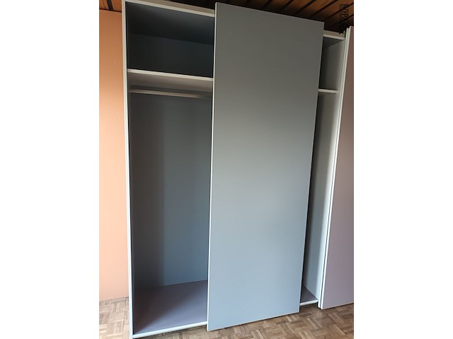 Lot 111 - kleerkast met schuifdeuren - afbeelding 2 van  4