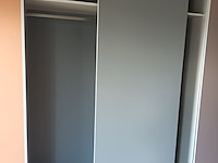 Lot 111 - kleerkast met schuifdeuren - afbeelding 2 van  4