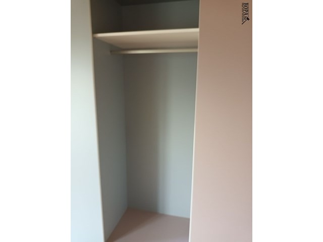 Lot 111 - kleerkast met schuifdeuren - afbeelding 3 van  4