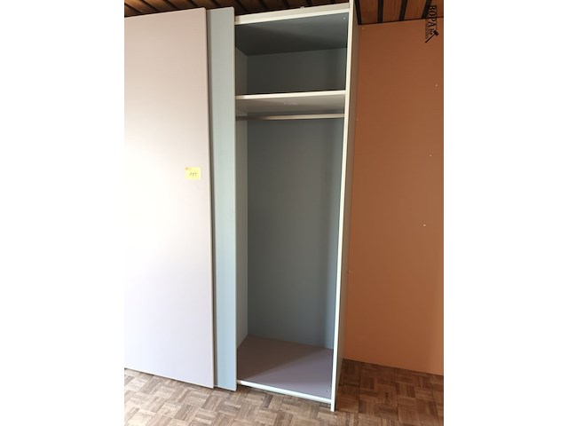 Lot 111 - kleerkast met schuifdeuren - afbeelding 4 van  4