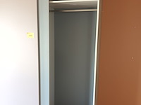 Lot 111 - kleerkast met schuifdeuren - afbeelding 4 van  4