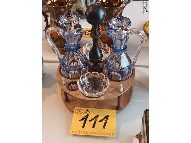 Lot 111 - kristallen kannetjes in houder - afbeelding 1 van  5