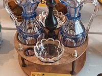 Lot 111 - kristallen kannetjes in houder - afbeelding 1 van  5