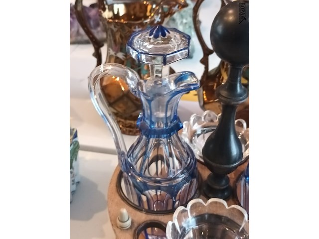 Lot 111 - kristallen kannetjes in houder - afbeelding 2 van  5
