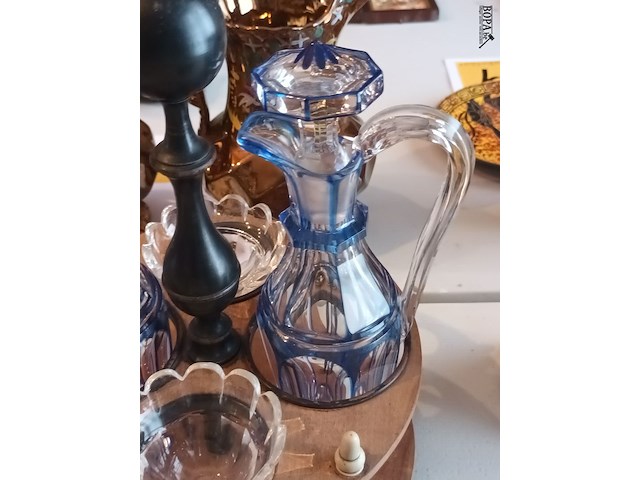 Lot 111 - kristallen kannetjes in houder - afbeelding 3 van  5