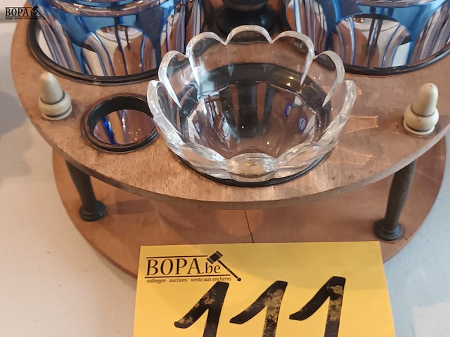 Lot 111 - kristallen kannetjes in houder - afbeelding 4 van  5