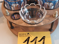 Lot 111 - kristallen kannetjes in houder - afbeelding 4 van  5